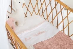 Jollein Baby Laken Ledikant 120x150cm Hi Cutie - Pale Pink -Jollein Babyparadijs 1200x801 17