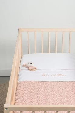 Jollein Baby Laken Ledikant 120x150cm Hi Cutie - Pale Pink -Jollein Babyparadijs 800x1200 170