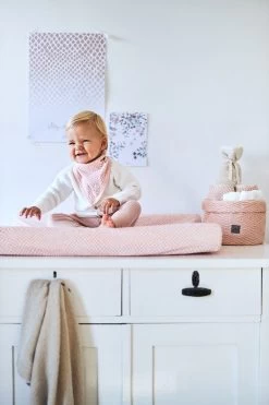 Jollein Aankleedkussenhoes Snake Jersey 50x70cm - Pale Pink -Jollein Babyparadijs 800x1200 290